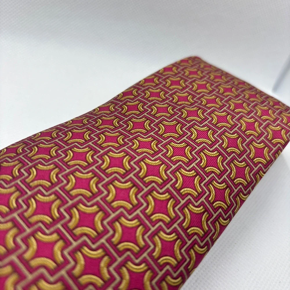 Hermes Silk Necktie Mens Berry Magenta Pink Gold Geometric Chain Link 7331 EA